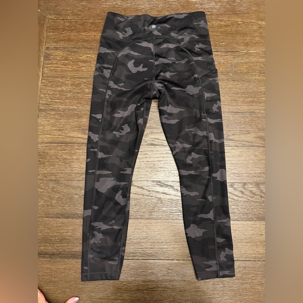 Athleta ultimate stash pick Camo 7/8 tight (Leggings) size medium green black